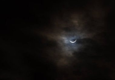 Kristians ve Norveç 'te Bulutlu bir günde kısmi Güneş tutulması