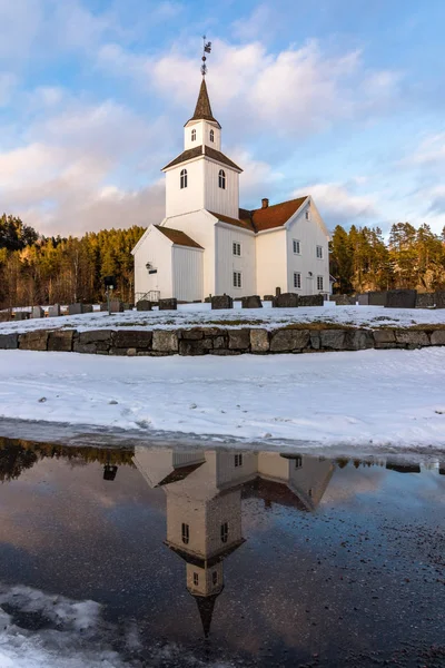 Iglesia reflejada en el agua, invierno, nieve y cielo azul en Iveland Noruega, vertical — Foto de Stock