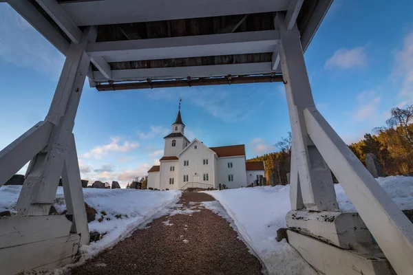 Iglesia en invierno con nieve y cielo azul en Iveland Noruega — Foto de Stock