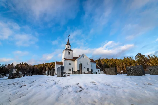 Iglesia en invierno con nieve y cielo azul en Iveland Noruega — Foto de Stock