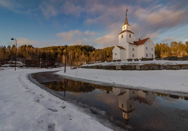 Iglesia reflejada en el agua, invierno, nieve y cielo azul en Iveland Noruega — Foto de Stock