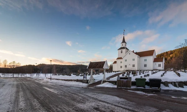 Iglesia en invierno con nieve y cielo azul en Iveland Noruega — Foto de Stock