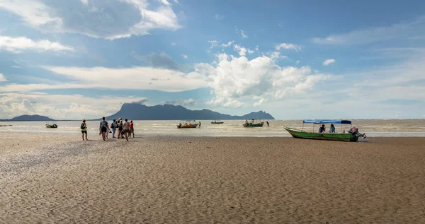 People walking on the beach to get to the boats to return from Bako National Park in Borneo — Stock Photo, Image