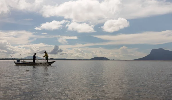 İki kişi net Sarawak, Borneo bir tekne ile Balık tutma