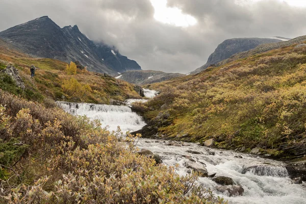 Stroom van de rivier naar beneden uit de bergen van Hurrungane in Jotunheimen Noorwegen — Stockfoto