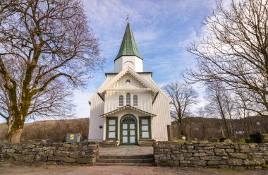 Beyaz Kilise ve Norveç'te küçük bulutlar ile mavi gökyüzü