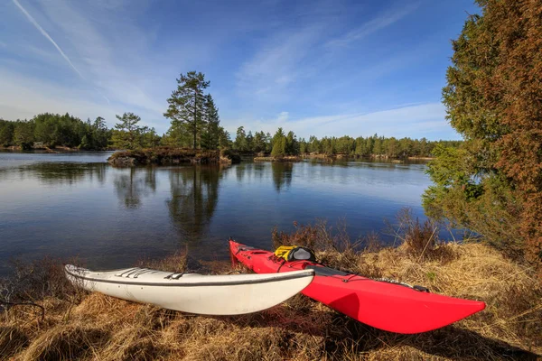 Nidelva, ノルウェーのリバーサイドで草の上に横たわる 2 つのカヤック — ストック写真