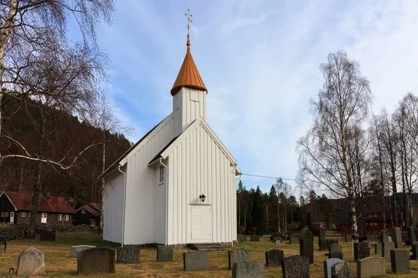 Iglesia de madera muy pequeña en Hillestad en Tovdal, Aust-Agder Noruega — Foto de Stock