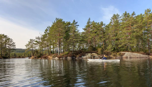 Nidelva, 노르웨이에 흰 카약에서 성인 수석 남자 얕은 노르웨이 강 — 스톡 사진