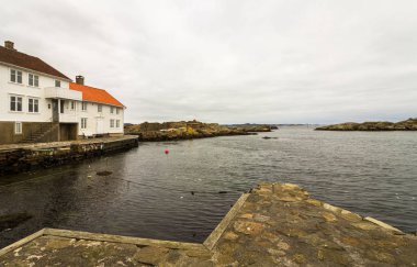 Loshavn, pastoral Norveç kostal korsan köyü ile beyaz ahşap evler
