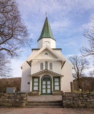 Beyaz Kilise ve mavi gökyüzü ile Norveç, dikey görüntü küçük bulutlar