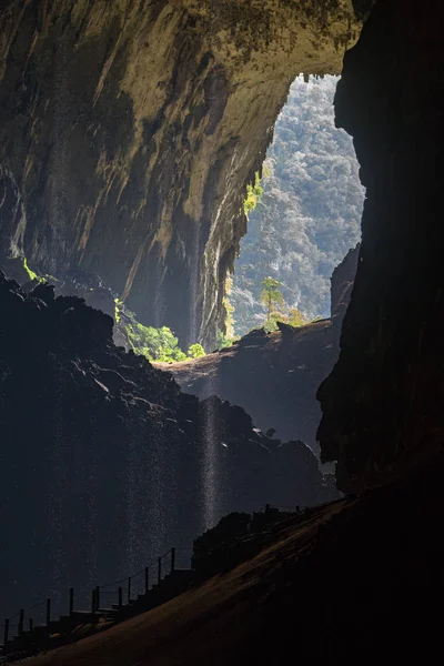 Dentro da Caverna dos Veados, olhando para fora, no Parque Nacional Mulu, Bornéu — Fotografia de Stock