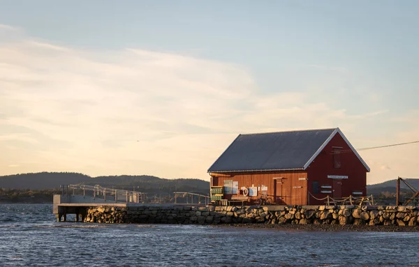 Taarnbrygga, waar de veerboot in op Jomfruland, Noorwegen komt — Stockfoto