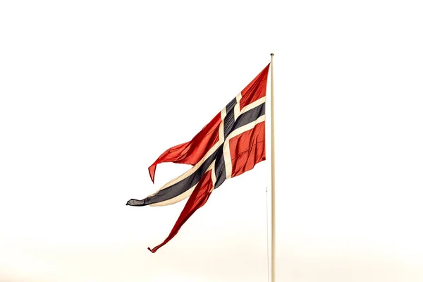 Norska flaggan på flaggstången, vit himmel bakgrund — Stockfoto