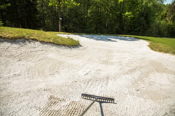 Sandfang, Harke in einem Golfplatz Sandbunker, Harken des Sandes — Stockfoto