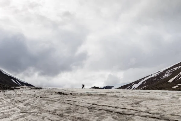 Homme marchant dans la nature sur un glacier dans le Svalbard — Photo