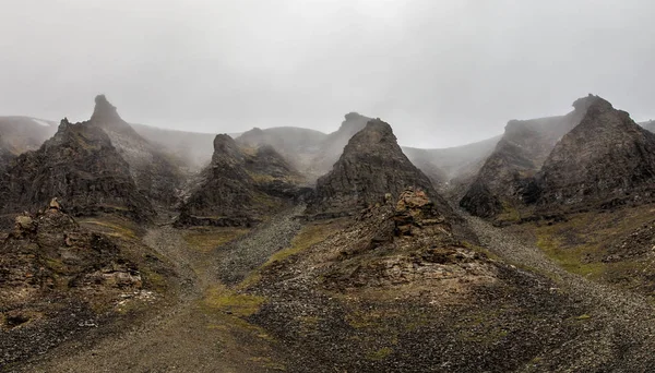 Mist en kliffen, piek berglandschap. Spitsbergen, Spitsbergen, Noorwegen — Stockfoto