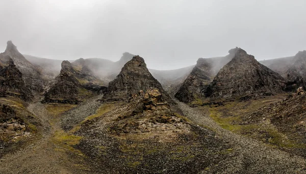 Mist en kliffen, piek berglandschap. Spitsbergen, Spitsbergen, Noorwegen — Stockfoto