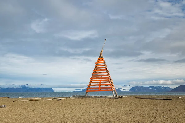Oranje houten installatie op het strand van Svalbard — Stockfoto
