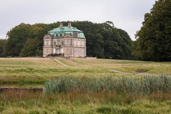 Ermitager jagdschloss in jaegersborg dyrehave, dänemark — Stockfoto