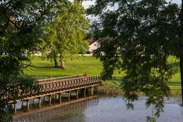 Puente sobre el foso, en el casco antiguo de Fredrikstad, Noruega — Foto de Stock