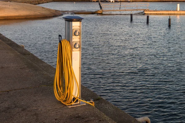 Base para abastecimento de água e energia para iates e barcos — Fotografia de Stock