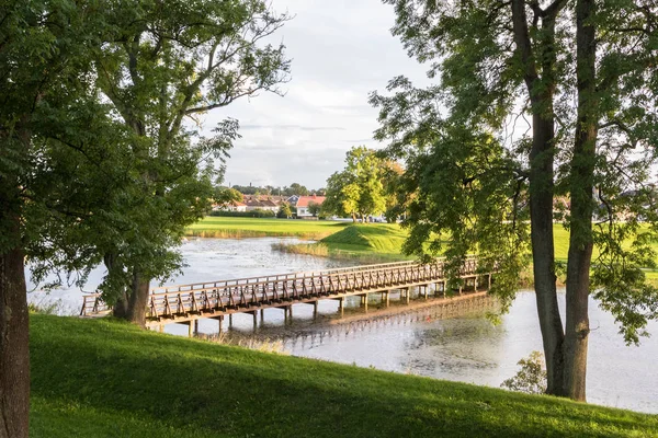 Puente sobre el foso, en el casco antiguo de Fredrikstad, Noruega — Foto de Stock