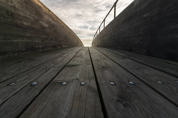 Holzbrücke mit Wolken und Himmel darüber — Stockfoto