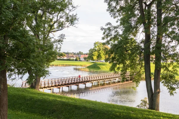 Puente sobre el foso, en el casco antiguo de Fredrikstad, Noruega — Foto de Stock