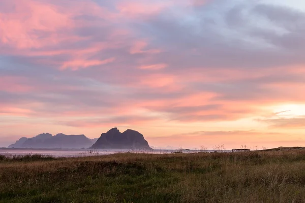 Sunrise view vanaf Vaeroy eiland, Lofoten, Noorwegen — Stockfoto