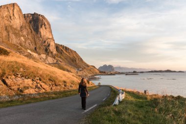 Lofoten bir yolda yürüyen kadın