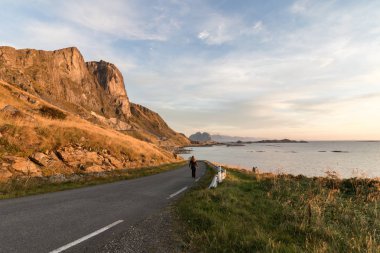 Lofoten bir yolda yürüyen kadın