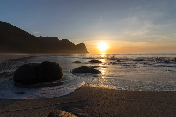 Zonsondergang op Unstad Beach, het surfparadijs op de Lofoten Eilanden, Noorwegen — Stockfoto