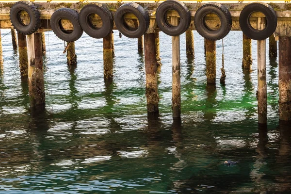 Pier forrado com pneus como pára-lamas para os barcos que ancoram neles, Harstad na Noruega — Fotografia de Stock