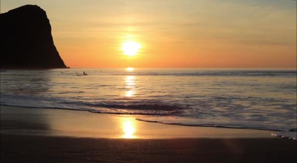 Zonsondergang op Unstad Beach, het surfparadijs op de Lofoten Eilanden, Noorwegen — Stockvideo