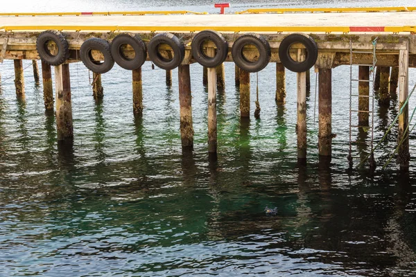 Çamurluklar, rıhtım teknelerde olarak lastikleri ile kaplı pier Harstad, Norveç