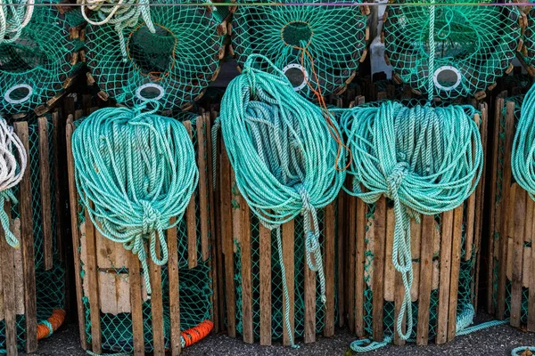 Halatlar ve şamandıralar ile balıkçılık için hazırlanan bir iskele üzerinde duran ıstakoz tuzaklar