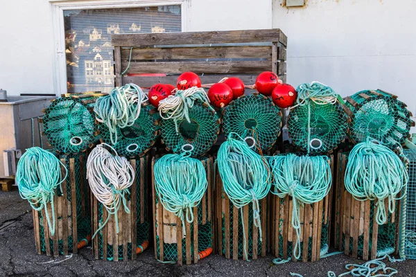 Armadilhas de lagosta em pé em um cais preparado para a pesca com cordas e bóias — Fotografia de Stock
