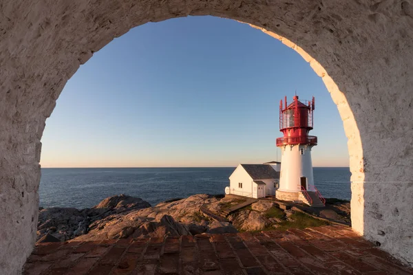 Lindesnes Fyr, phare historique de Norvège, vu par une fenêtre arrondie — Photo