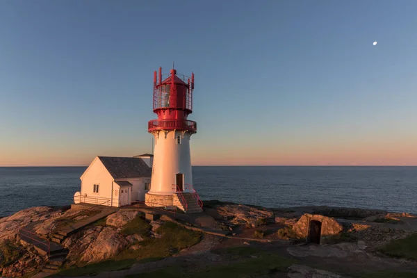 Lindesnes Fyr, faro histórico en Noruega, visto a través de una ventana redondeada — Foto de Stock