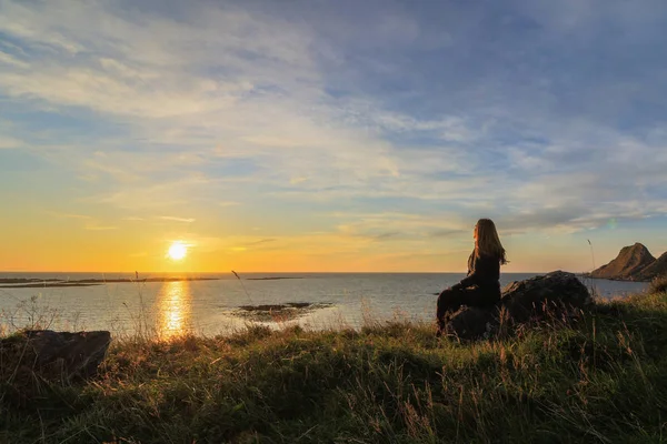 Frau beobachtet den Sonnenaufgang, Blick von der Insel Vaeroy, Lofoten, Norwegen — Stockfoto