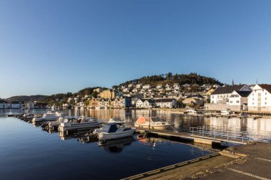 Farsund, okyanus, Norveç'te küçük şehir manzarası