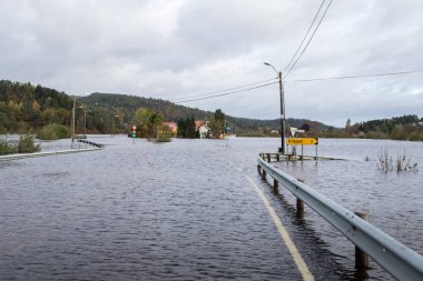 Kristiansand, Norveç - 3 Ekim 2017: Kristiansand, Norveç'te Tovdalselva Nehri'nden su baskını. Yolun su basar