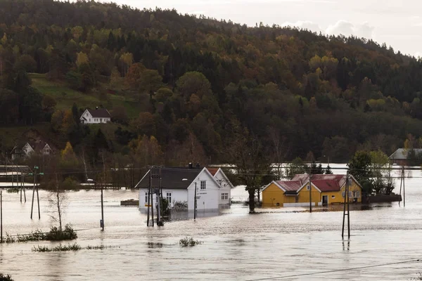 Houses standing in the deep water at Drangsholt. Flooding from the river Tovdalselva in Kristiansand, Norway - October 3, 2017. — Stock Photo, Image