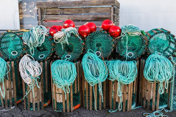 Armadilhas de lagosta em pé em um cais preparado para a pesca com cordas e bóias — Fotografia de Stock