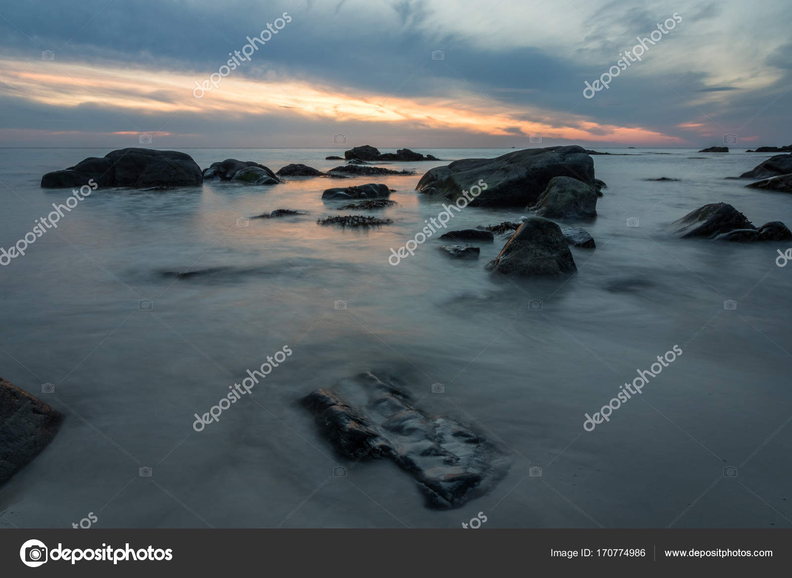 Magnifique Paysage Marin Avec Coucher De Soleil Sur Les îles