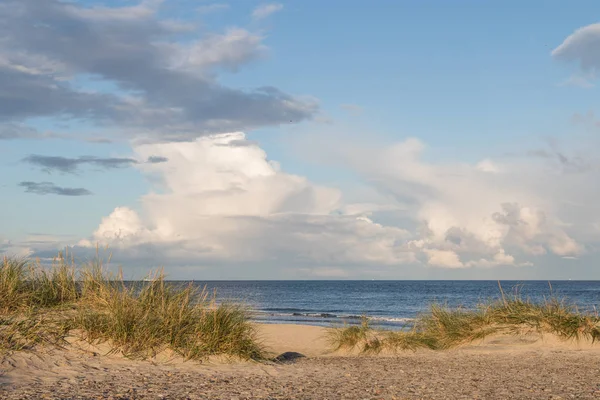 Praia, oceano e céu azul com nuvens em Grenen Skagen na Dinamarca — Fotografia de Stock