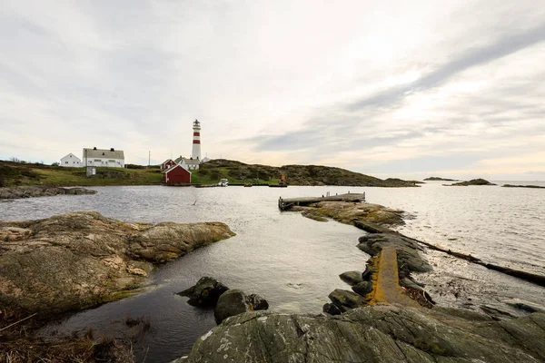 Een kleine pier en de vuurtoren bij Oksoy, Kristiansand in Noorwegen. — Stockfoto