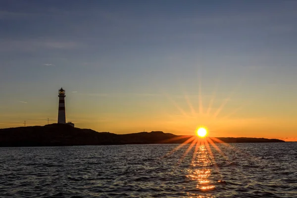 Phare d'Oksoy au lever du soleil, Kristiansand Norvège — Photo