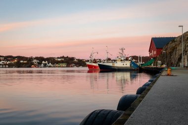 Flekkeroya, Kristiansand, Norveç - 27 Ekim 2017: balıkçı tekneleri tarafından Geiteroya seine fabrikada iskelede.